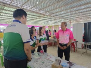 ท่านประธานเยี่ยมชมบูธสาขาสุพรรณบุรี