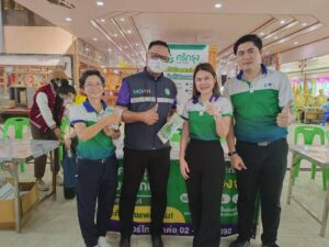 เจ้าหน้าที่ที่มาร่วมจัดกิจกรรม ให้ความสนใจมาเยี่ยมชมและสอบถามข้อมูลด้านการประกันภัยรถยนต์