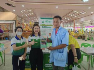 เจ้าหน้าที่ร่วมให้บริการตัดผม มาร่วมลงทะเบียนเล่นกิจกรรมรับของที่ระลึก