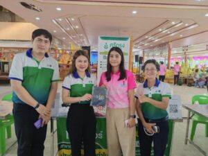 ผู้สนใจร่วมเล่นกิจกรรมและรับของที่ระลึก
