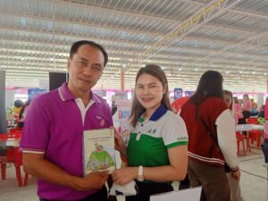 ผู้สนใจร่วมเล่นกิจกรรมและรับของที่ระลึกจากคุณยา ผู้จัดการสาขาสุพรรณบุรี